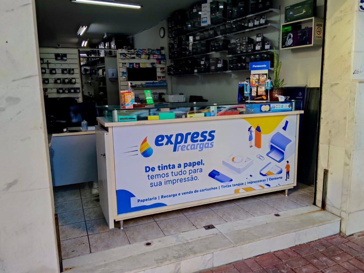 Entrada e balcão de atendimento da Express Recargas