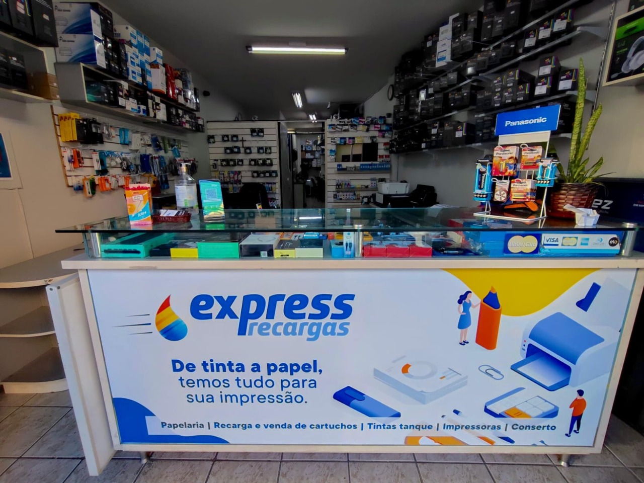 Balcão e interior da Express Recargas