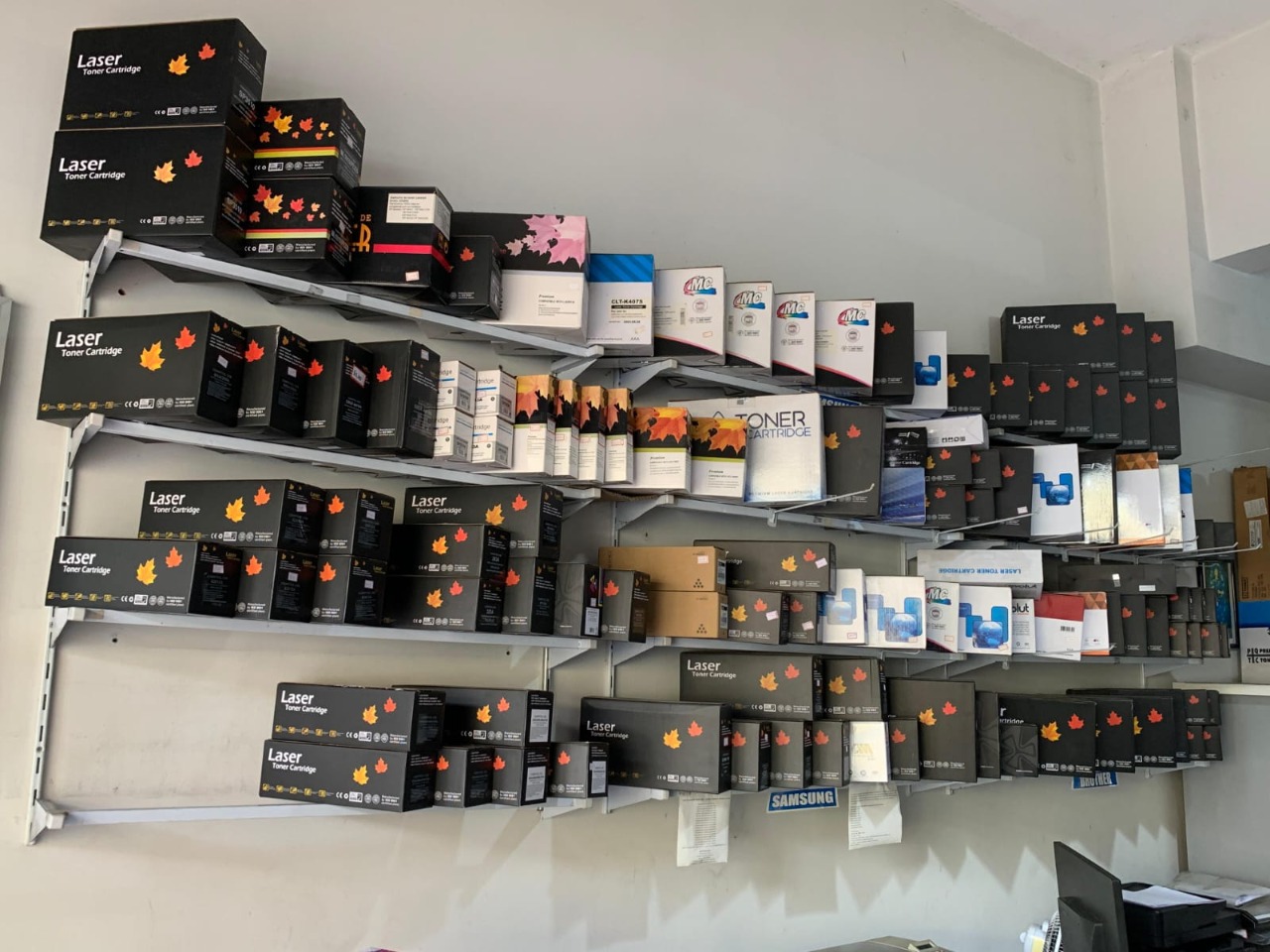 Prateleiras com diversos modelos de toner
